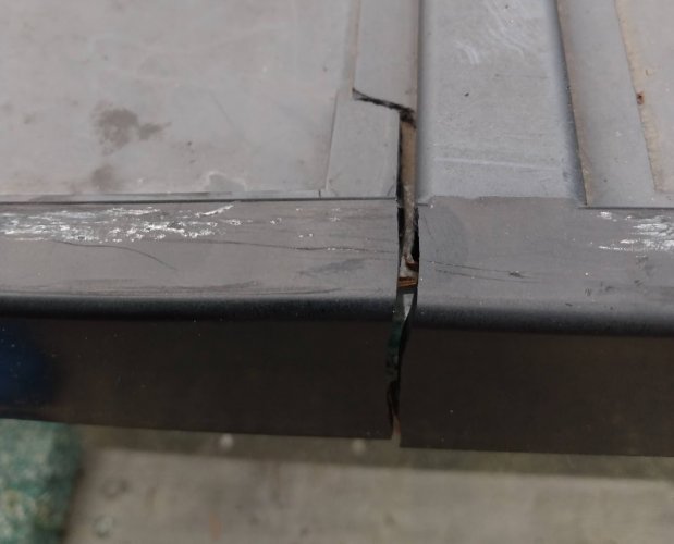 55 Gallon Tank Cracked Frame.jpg 55 Gallon Tank Cracked Frame.jpg